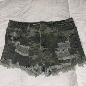 High rise Mossimo camo shorts
